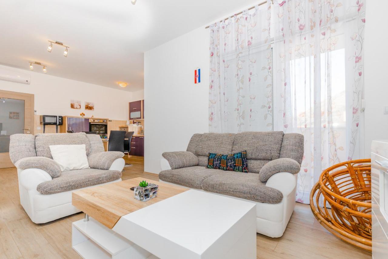 Spacious 2-Bedroom Apartment With Terrace And Parking Цавтат Экстерьер фото
